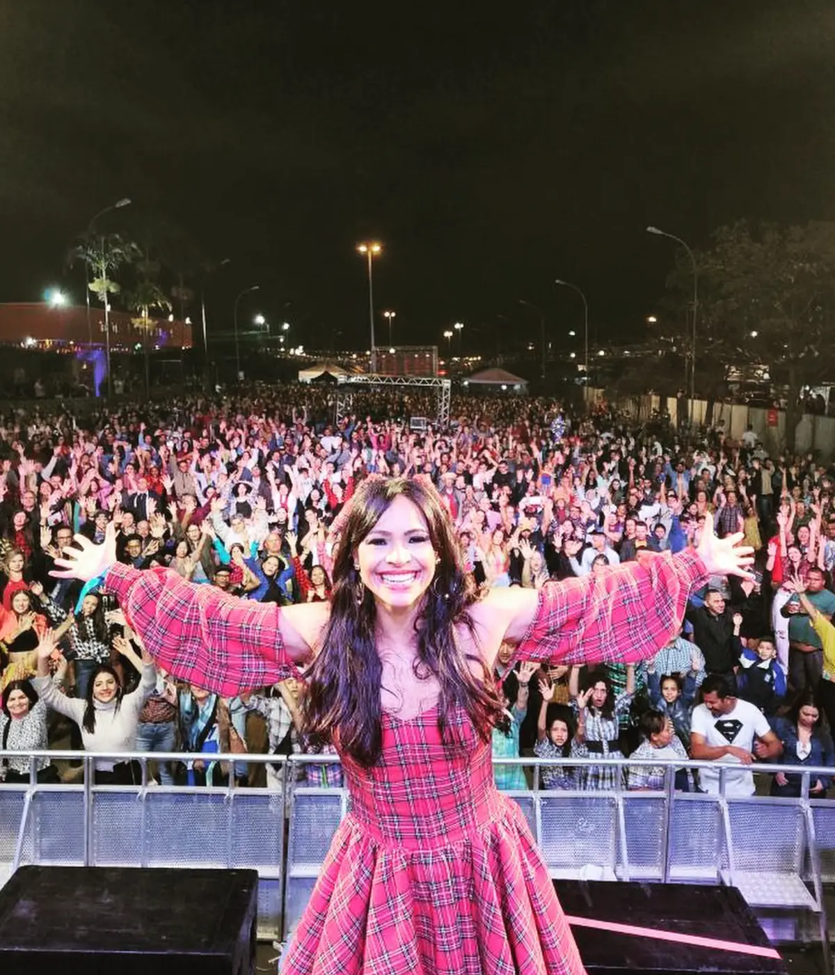Jullie Morato celebrando com o público